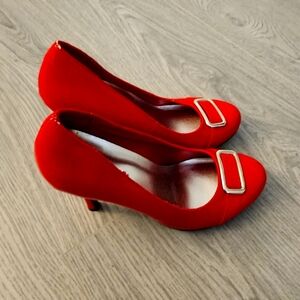 Delicious red heels. 6.5